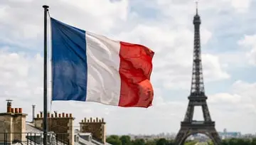 Le drapeau français avec la Tour Eiffel en arrière-plan 