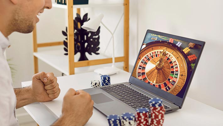 man winning at online roulette