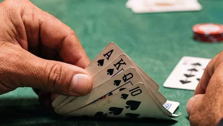relever les coins des cartes représentant une quinte flush royale au poker 
